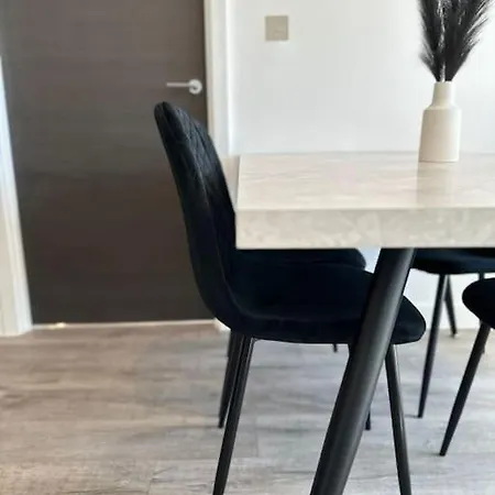 Stylish Central York Apartment Free Parking & Gym Exterior photo